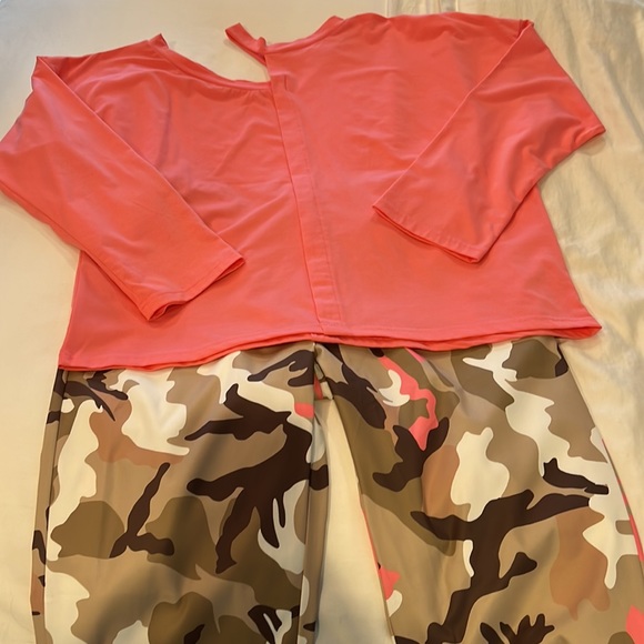 Coral top - Picture 3 of 3